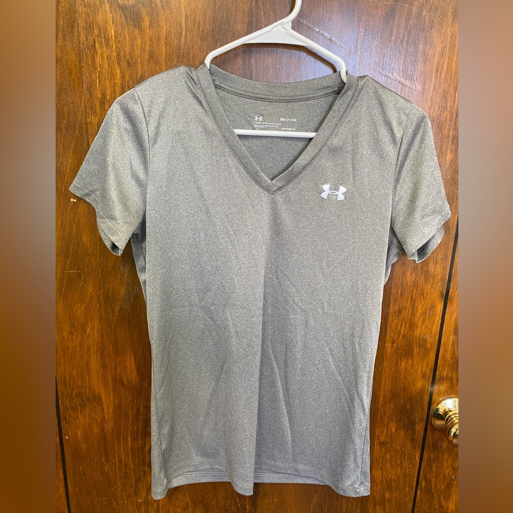 Under Armour HeatGear T Shirt Athletic Loose Fit V Neck Women's Size S Petite